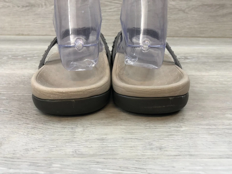 Sandalia Vionic Tasha para mujer de cuero gris con soporte de 9 arcos con tachuelas Chanclas Zapatos Foto 3 de 4