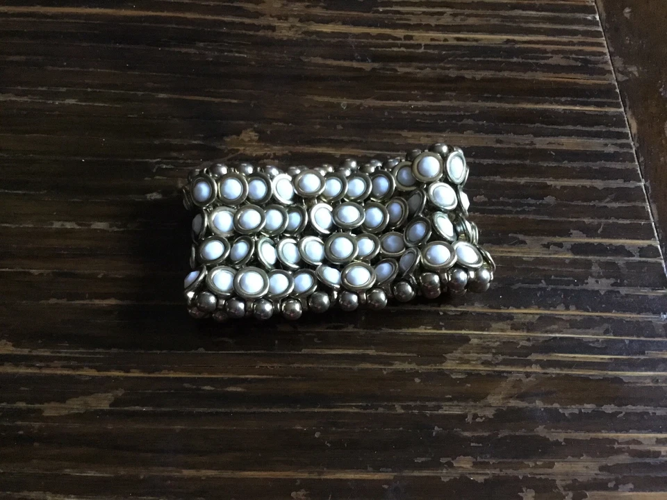 Brazalete grueso elástico tono dorado con cuentas blancas Foto 3 de 4
