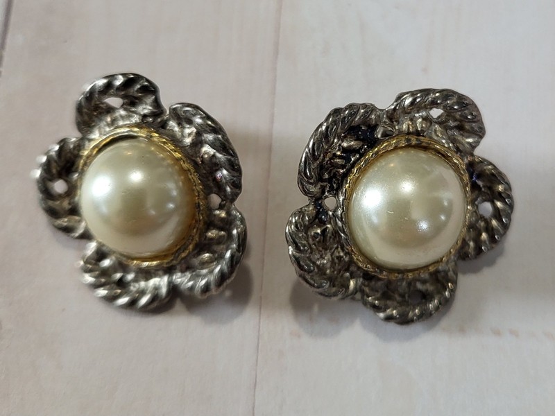 Vintage Mid Century Faux Pearl Flower Clip-On Earrings. Silver-tone Jewelry.