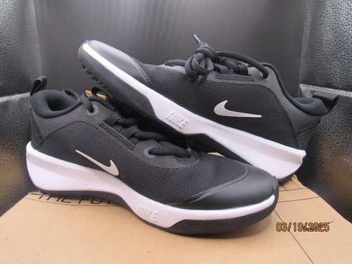Neu im Karton ~ Nike Omni Multi-Court ~ Indoor-Pumps ~ großes Kind ~ Größe 5Y ~ schwarz & weiß - Bild 3 von 12