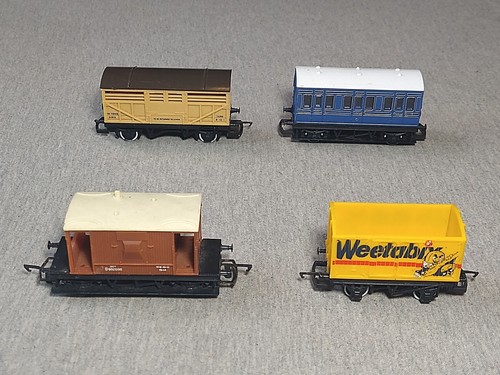 Hornby OO Surtido de Coches de Carga/Pasajeros - Juego de 4 ~ TS