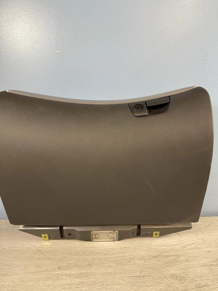 Guantera de tablero Volvo V70 XC70 MK2 04 - 07 S60 04 - 09 8650374 con borde plateado Foto 3 de 4