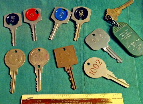 Trödel Schublade Lot 10 Vintage Hotel Motel Casino Zimmer Schlüssel einige groß & Messing