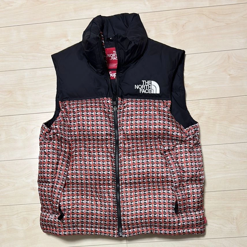 Gilet Nuptse clouté rouge Supreme / The North Face