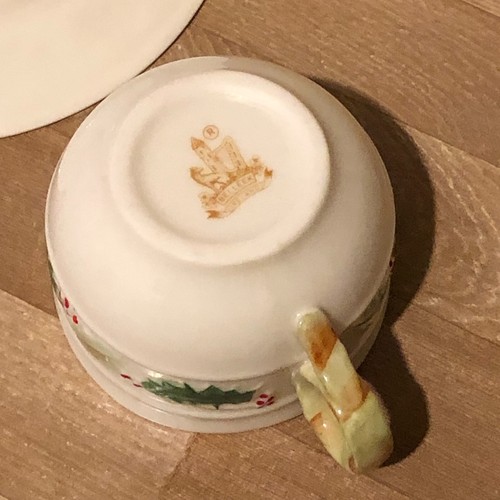 Lovely Belleek Holly Painted Christmas Cup and Saucer - Picture 6 of 7