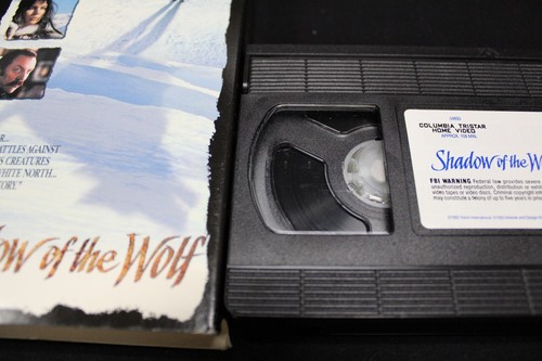 Shadow of the Wolf Used VHS Adventure Drama Thriller Lou Diamond Phillips - Foto 4 di 4