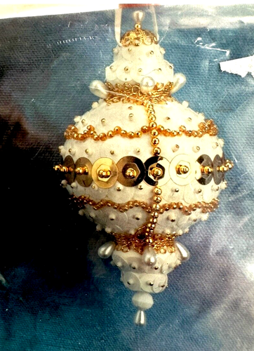 Vintage Herrschners Perlen Pailletten Perlen Weihnachtsschmuck Set Weißgold - ergibt 4 - Bild 2 von 4