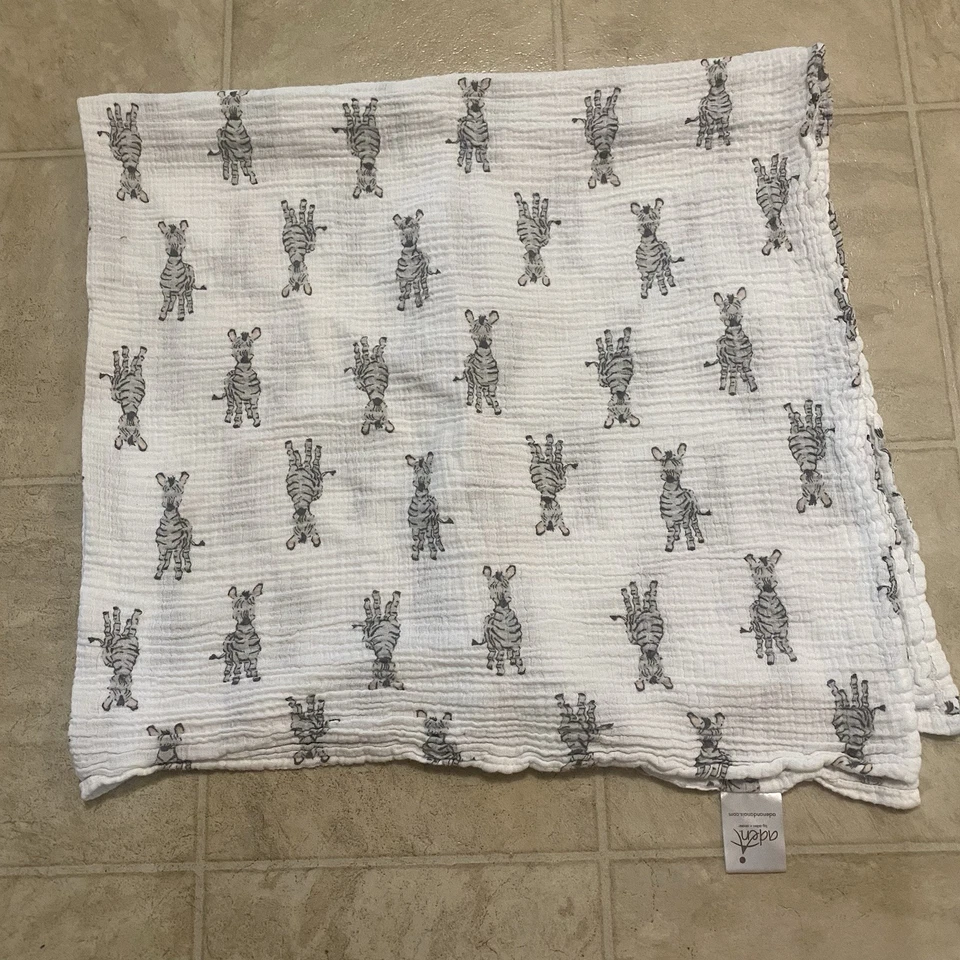 Детское одеяло Aden And + Anais из муслина хлопка с животными зеброй сафари серое белое - Изображение 3 из 4