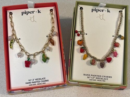 NUEVO EN CAJA Juego de 2 Dijes de Frutas y Verduras Pintados a Mano Piper K 16”+ 3” Nuevo - Imagen 1 de 9