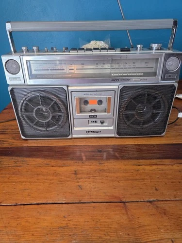 Boom box Sanyo M 9975 . Made In Japan in 1980. Working good.