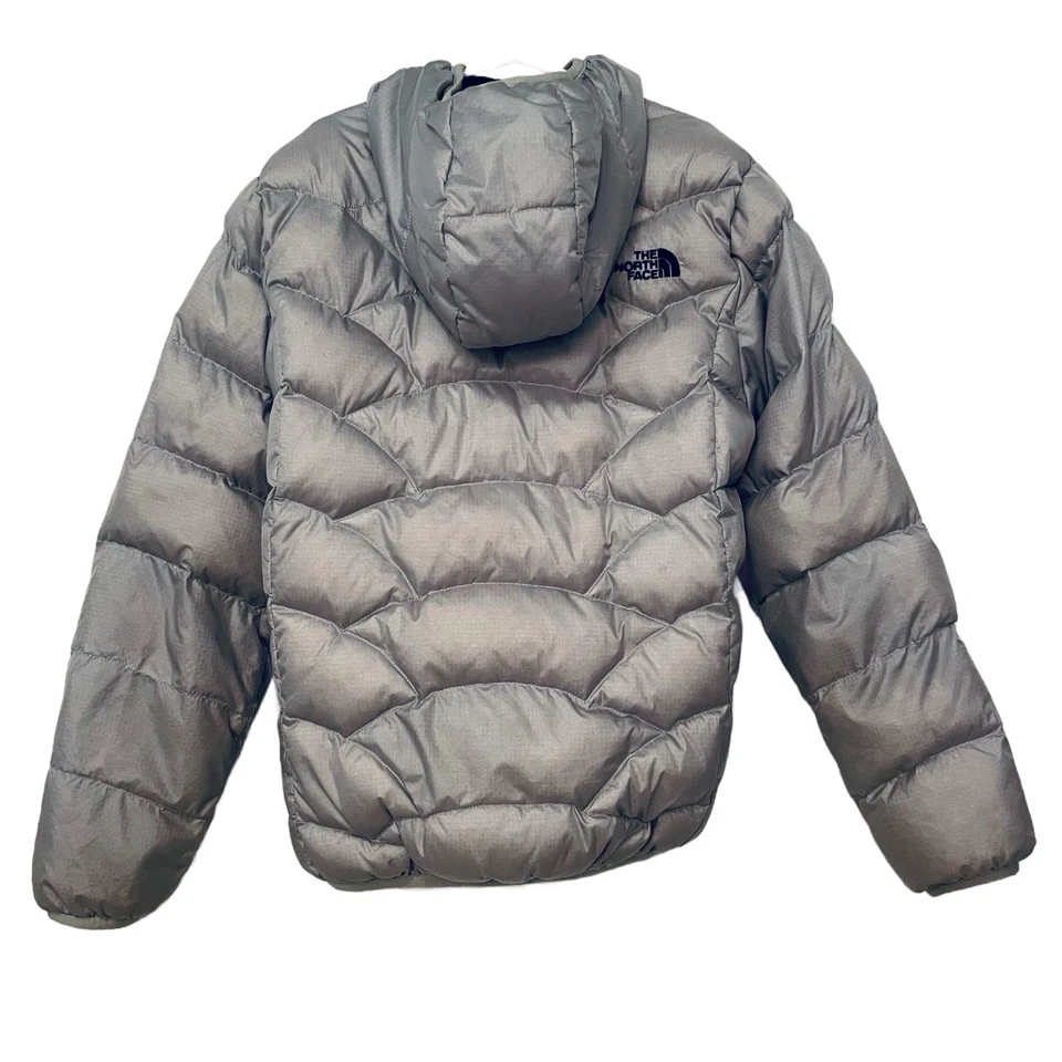 Abrigo acolchado The North Face 550 plumón con capucha plateado negro acolchado niñas mediano Foto 2 de 4
