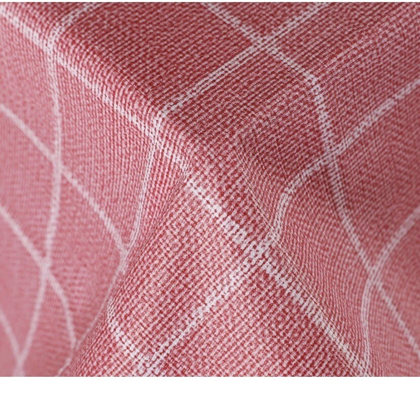 Vinylla Heart and Grid Pattern Red 140x180cm - Image 4 of 4