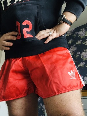 femme en t shirt transparent