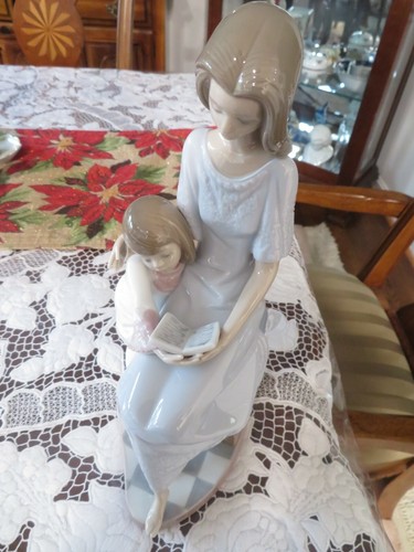 Estatuilla de cuento para dormir Lladro 5457 madre leyendo a hija estado como nuevo - Imagen 5 de 7