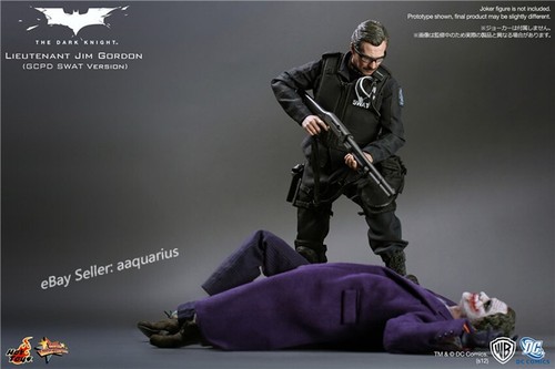 Figura exclusiva de The Dark Knight Commissioner Gordon escala 1/6 Hot Toys MMS182 - Imagen 6 de 13