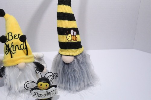 2 figuras de peluche de gnomo abejorro de 8”, 13” y estatuilla de abeja pequeña con signo Bee Happy - Imagen 4 de 14