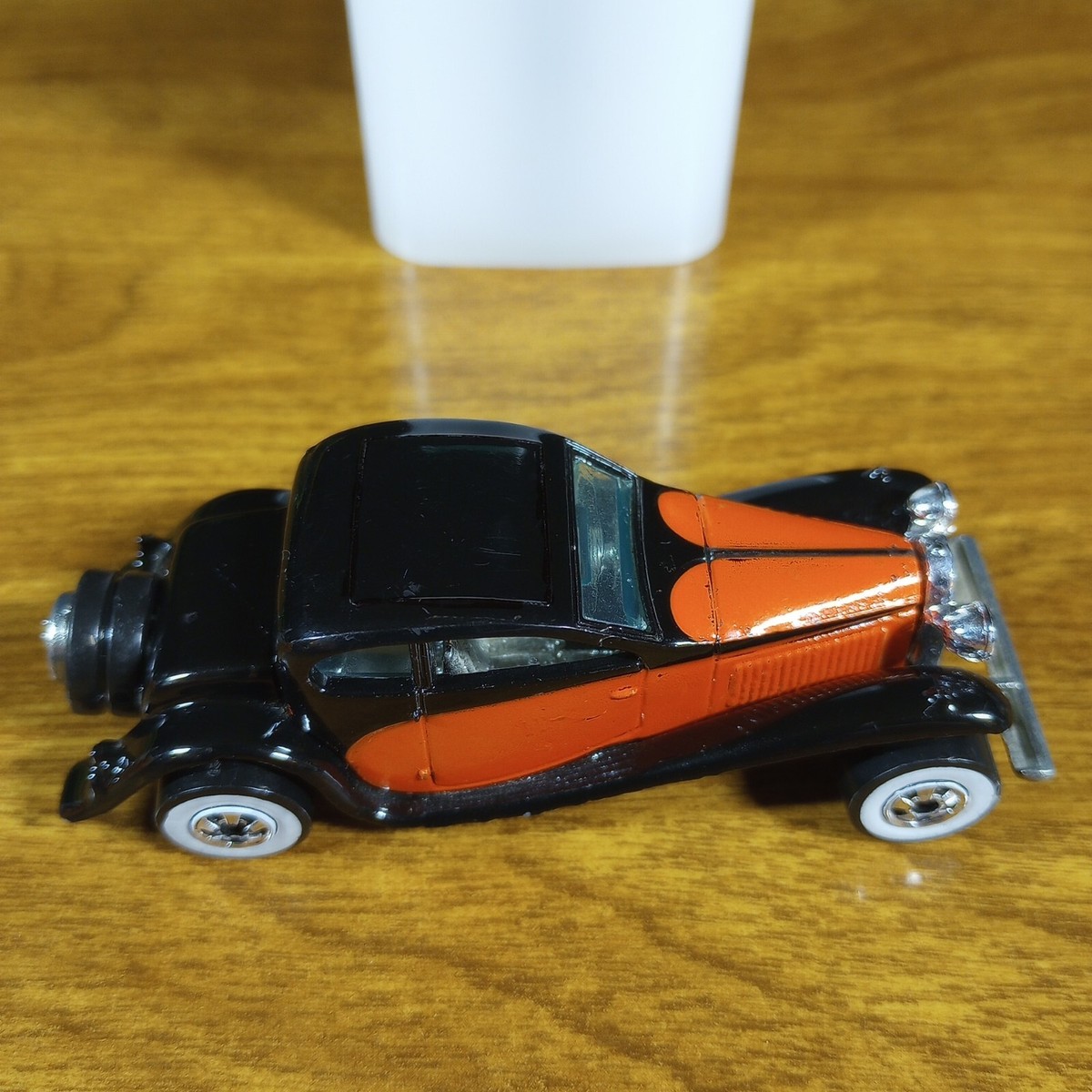 Hot Wheels Vintage '37 Bugatti Black Red WW Whitewall Malaysia - Main Image