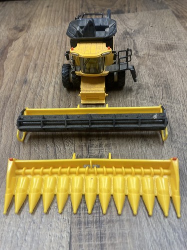 1/64 New Holland CR970 Twin Rotor Combine Both Headers Wheat And Corn - Picture 5 of 7
