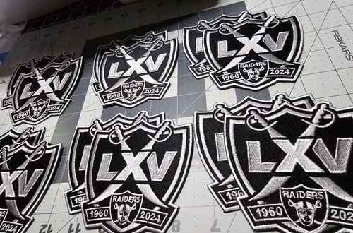 X12 LAS VEGAS RAIDERS 2024 LXV 65 anniversario dozzina LOTTO SFUSO 4" ferro su toppe - Foto 11 di 21