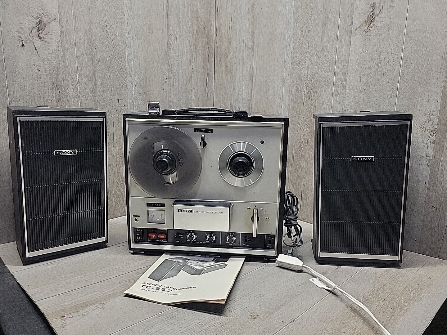 Reel To Reel Tape Deck Recorder With Vintage Scrolls T-Shirt Reel To Reel Tape Deck Recorder With Vintage Scrolls T-Shirt
