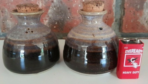 VINTAGE SALT and PEPPER SHAKERSTHE GREEN FROG POTTERY AUSTRALIA - Picture 2 of 3