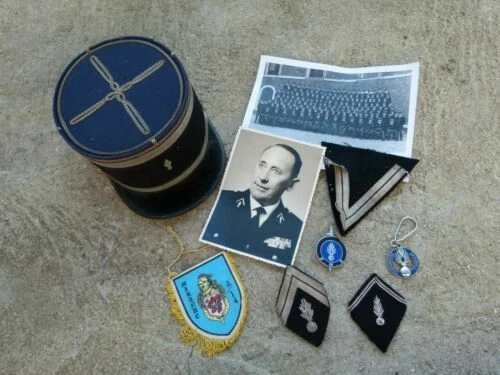 Uniformes, coiffures et casques militaires de collection de la gendarmerie jusqu'à 1980 képis