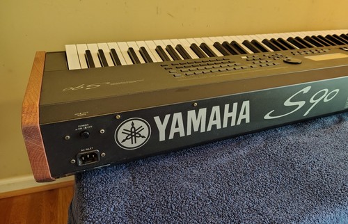 Yamaha S90 Synthesizer / Stage Piano - Picture 11 of 16
