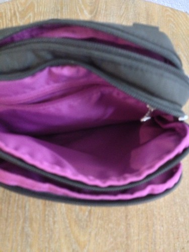Bolsos de mano Baggallini cruzados de nailon con triple cremallera plateados carbón para mujer - Imagen 6 de 7