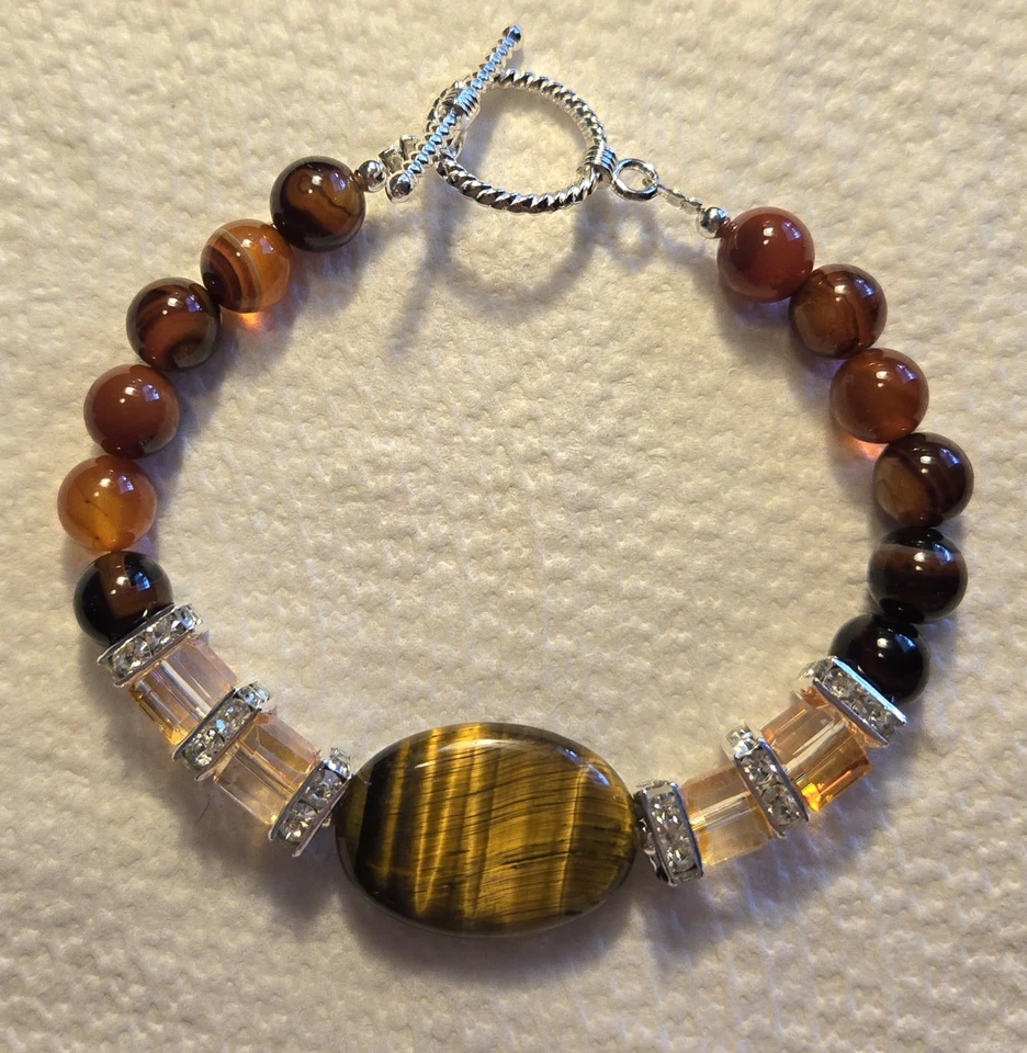 Pulsera con ojo de tigre grande, cuentas cuadradas de vidrio y ágata teñida Foto 3 de 4