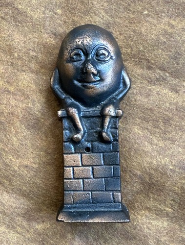 Banco de hierro fundido Humpty Dumpty sentado en una pared de ladrillo 5,5" - Imagen 16 de 18
