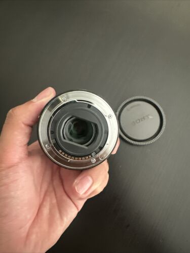 Sony E 18-55mm f/3.5-5.6 OSS Silver Lens - Picture 3 of 5