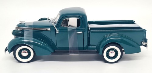 Signature 1/18 Studebaker Coupe Express Pick Up Green 1937 Diecast Model Car - Picture 5 of 7