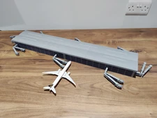 LARGE AIRPORT TERMINAL BUILDING + EXTENDING BRIDGES Model 1:400 Scale Diorama