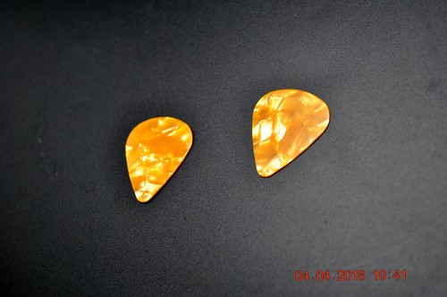 100 New Light Orange Pearloid Guitar Picks Medium Thick Celluloid No Logo - Picture 7 of 10
