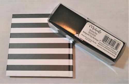 Juego de 2 piezas Michaels Bubble Pen & Journal/Diario a rayas en blanco y negro - Imagen 4 de 8