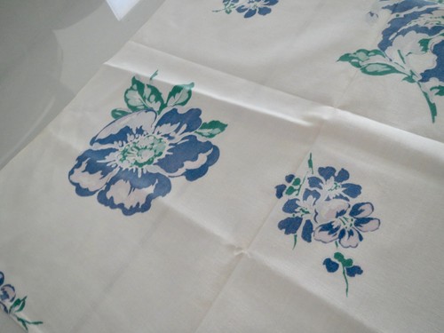 Vtg 1960s Linen Tablecloth Printed Flowers Lilac, Purple & Green 45" X 45" - Picture 6 of 11