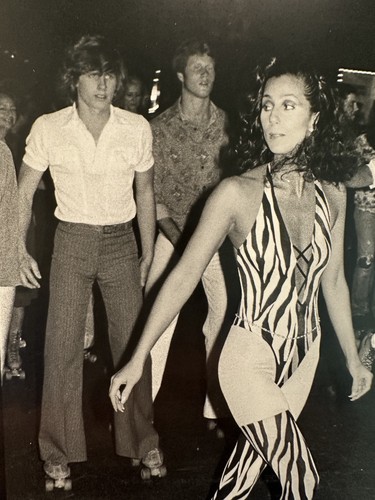 1979 CHER ROLLSCHUHFAHREN IN ZEBRA DRUCK SCHWARZWEISS 8 X 10 FOTO FP246 - Bild 3 von 7