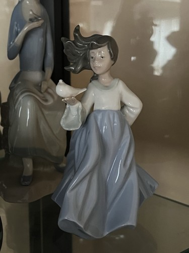 LLADRO NAO 1088 Girl With Dove - Picture 4 of 8