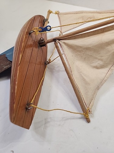 Barca a vela da laghetto vintage. Vela in tessuto, corpo in legno, chiglia in metallo - Foto 6 di 22