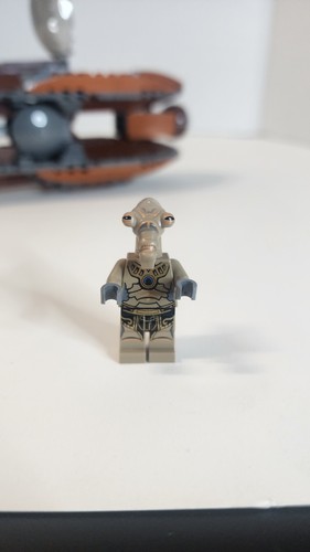 LEGO Star Wars: Geonosian Starfighter (7959) One Minifigure - Picture 9 of 12