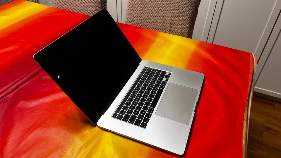 Apple MacBook Pro 16" 2019 · i7 · 16GB · 512GB, foto 4 de 5