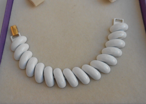 Bracciale firma NAPIER PAT. 4.774.743 laccatura bianca chiusura metallo dorato - Foto 6 di 9