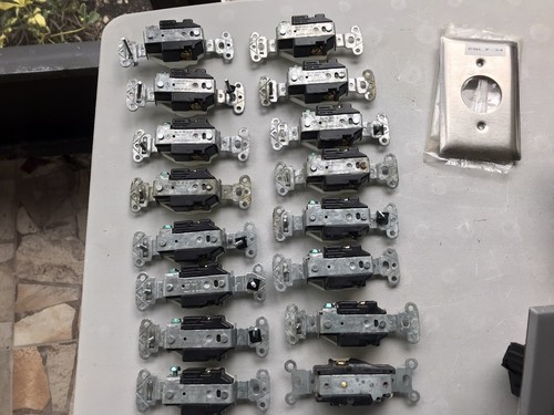 LEVITON y salidas sin marca 125 V 20A (16 unidades) 250V 30A (16 unidades) Plus. - Imagen 4 de 12