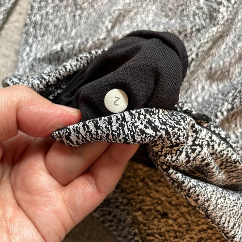 Camisa Lululemon para mujer 2 negra blanca hora punta manga larga elastizada agujeros para los pulgares - Imagen 3 de 10