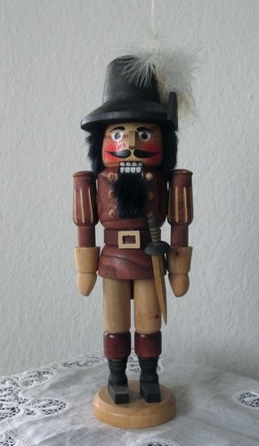 NUSSKNACKER - MUSKETIER - CHRISTIAN ULBRICHT - HOLZ - ERZGEBIRGE - 28 cm