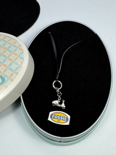 original FOSSIL LEDERBAND HALSKETTE mit VESPA ROLLER ANHÄNGER in original Box - Picture 2 of 7