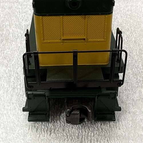 MTH 30-2139-3 Chicago & Northwestern NW-2 Calf Non-Powered Diesel Switcher #1105 - Picture 6 of 10