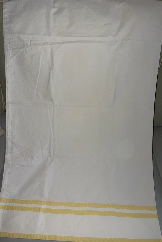 FUNDAS DE ALMOHADA ESTÁNDAR A RAYAS BORDE AMARILLO MATOUK USADAS EN EXCELENTE ESTADO Foto 2 de 3