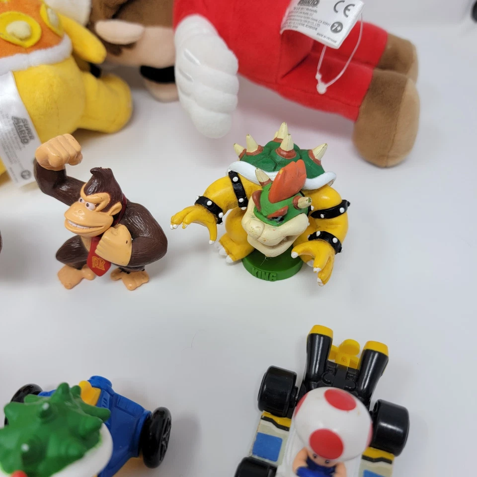 LOTE de (13) Peluches y Juguetes Oficiales Nintendo Mario y DK Foto 4 de 4