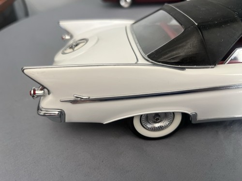 1961 IMPERIAL CROWN CONVERTIBLE, 1:18 Scale , SIGNATURE SERIES - Picture 13 of 18